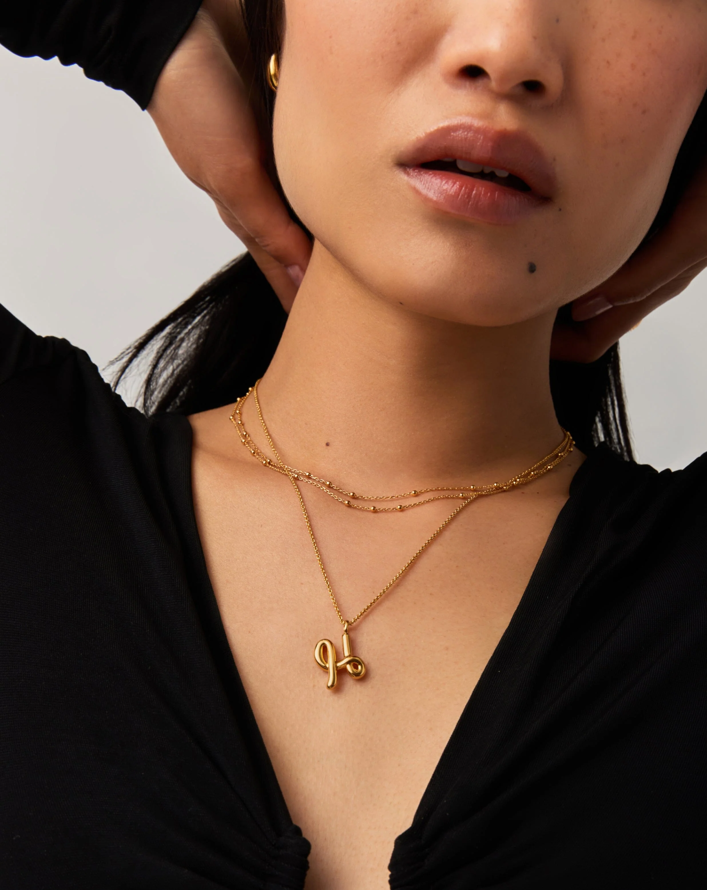 Curly Molten Initial Pendant Necklace - H | 18k Gold Vermeil - Image 2