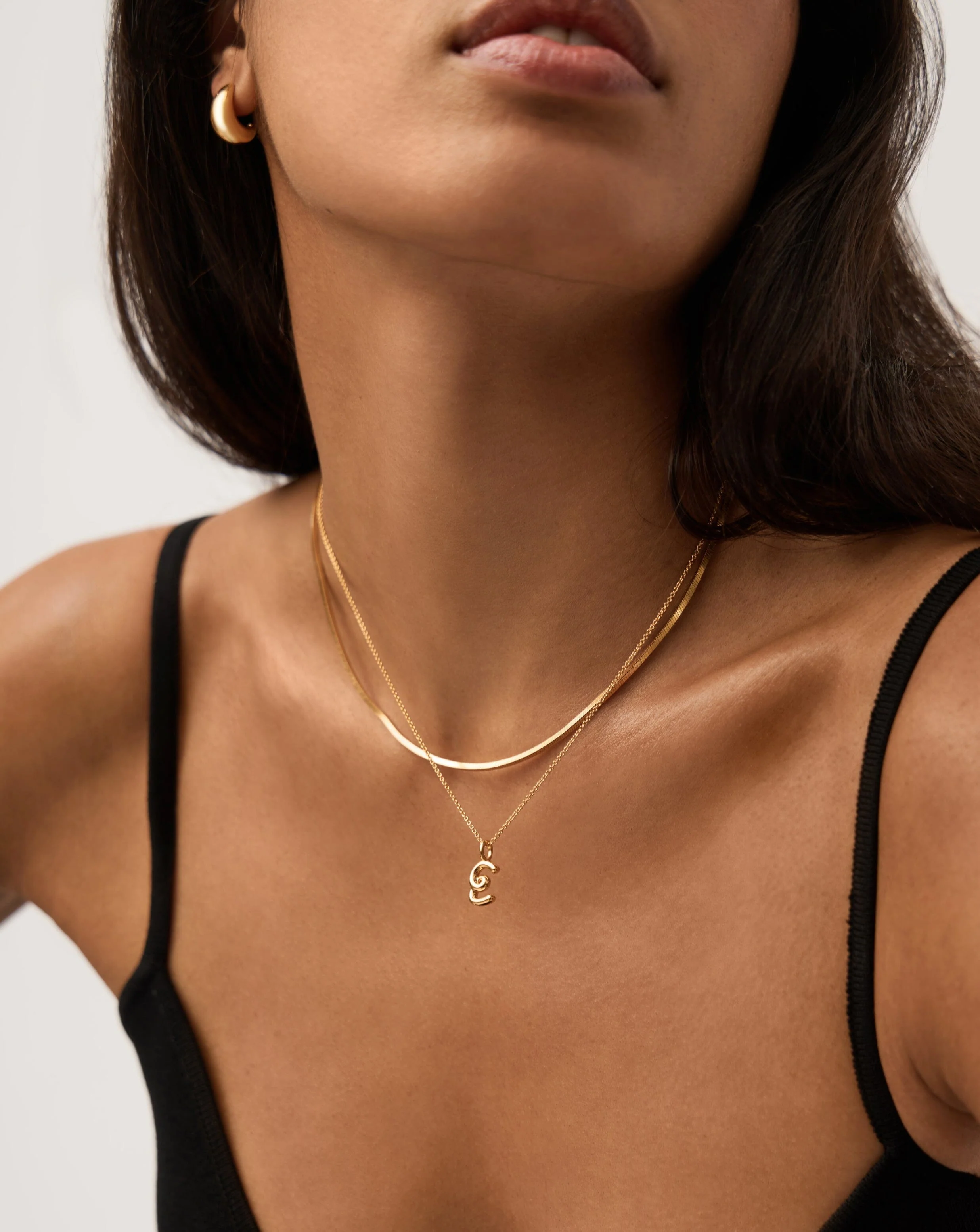 Curly Molten Mini Initial Necklace - E | 18k Gold Vermeil - Image 2