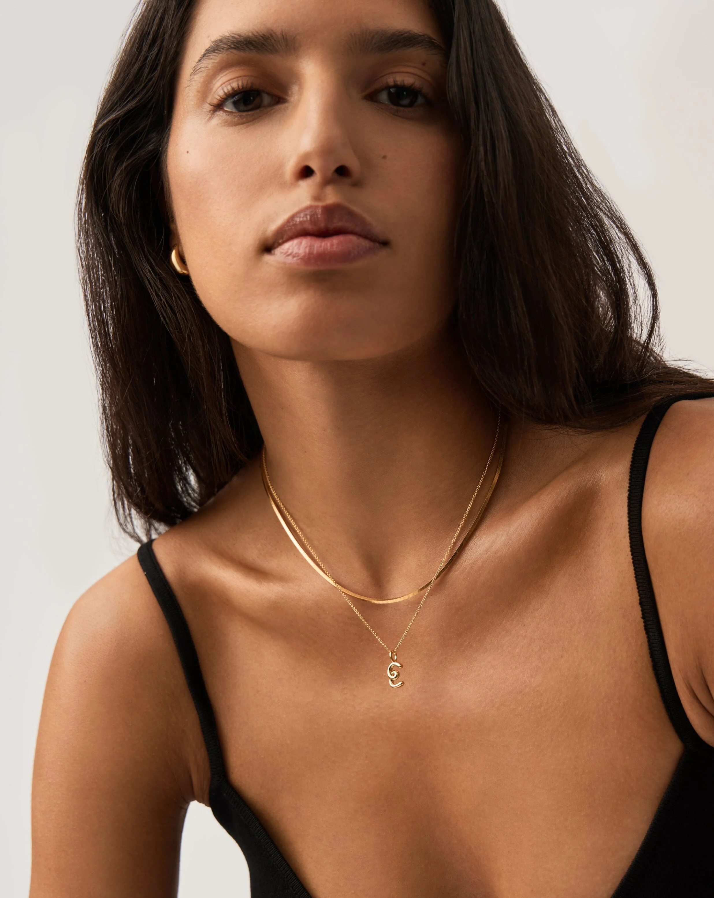 Curly Molten Mini Initial Necklace - E | 18k Gold Vermeil - Image 6