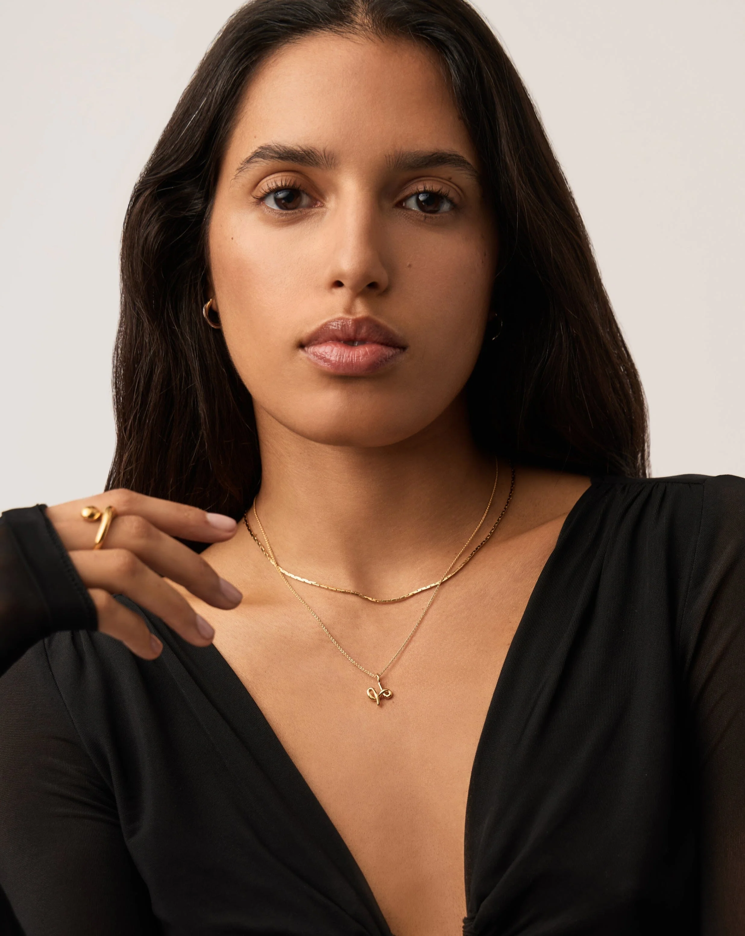 Curly Molten Mini Initial Necklace - H | 18k Gold Vermeil - Image 2