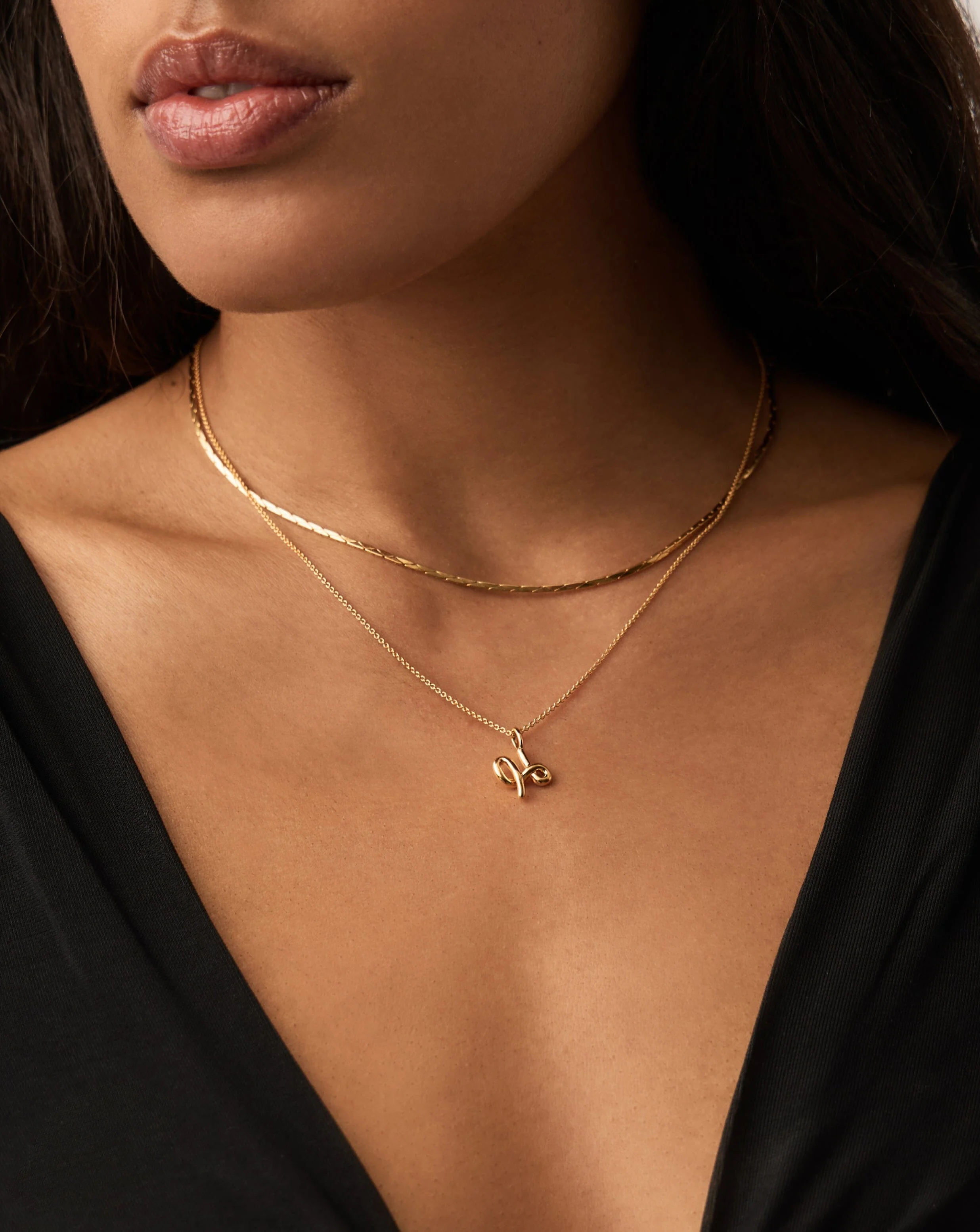Curly Molten Mini Initial Necklace - H | 18k Gold Vermeil - Image 3