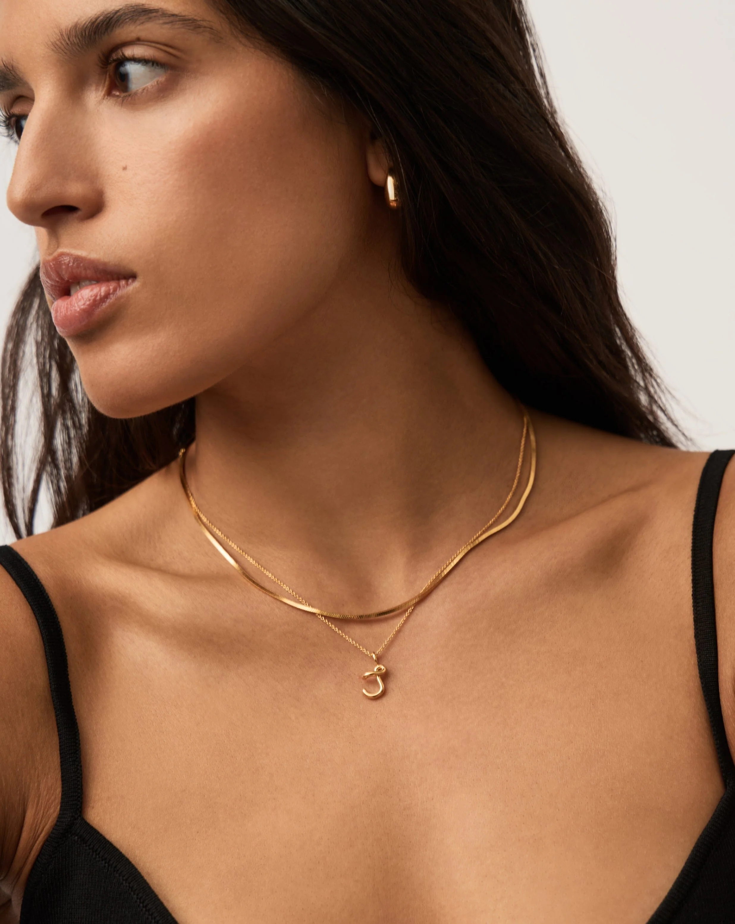 Curly Molten Mini Initial Necklace - J | 18k Gold Vermeil - Image 2