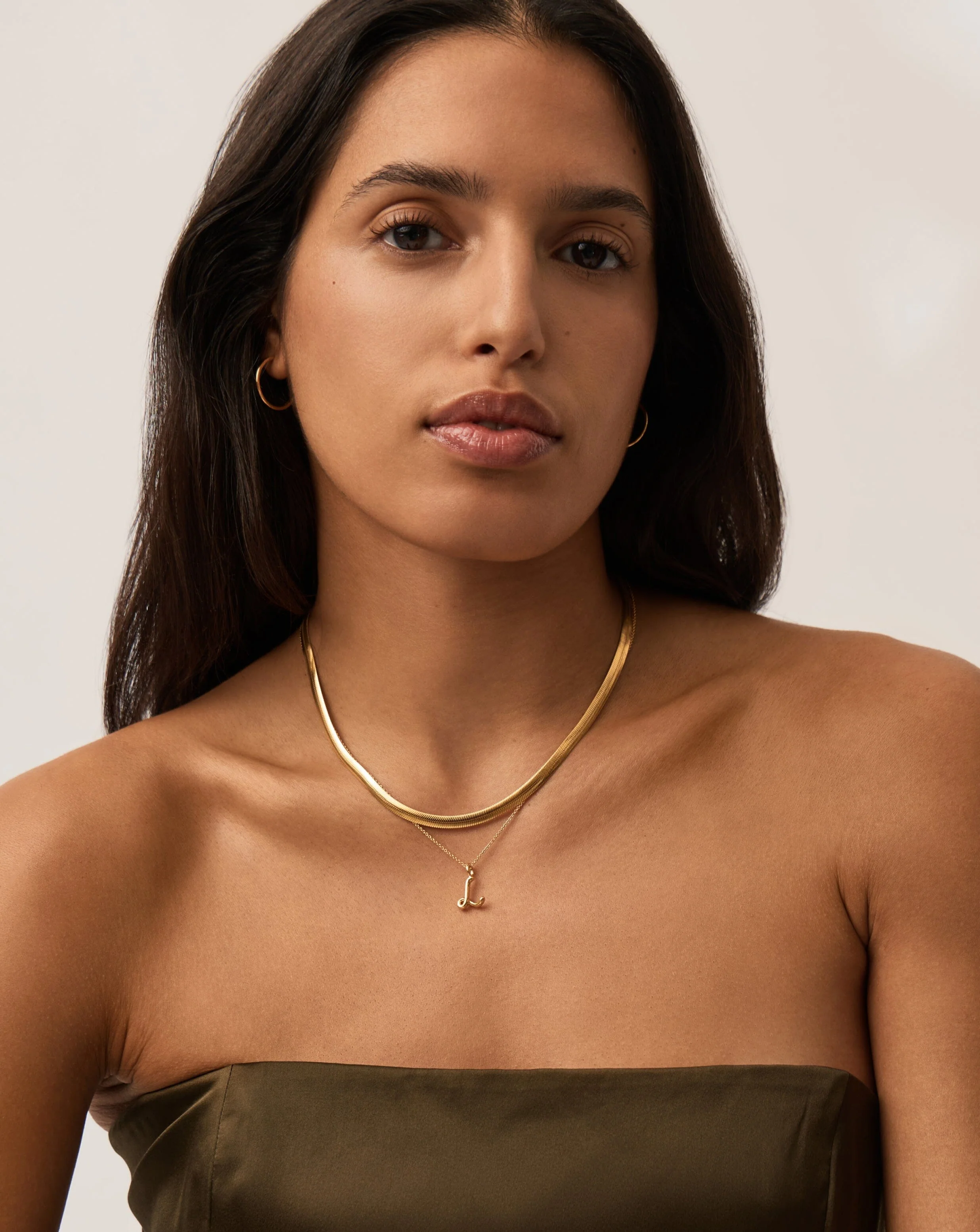 Curly Molten Mini Initial Necklace - L |18k Gold Vermeil - Image 2