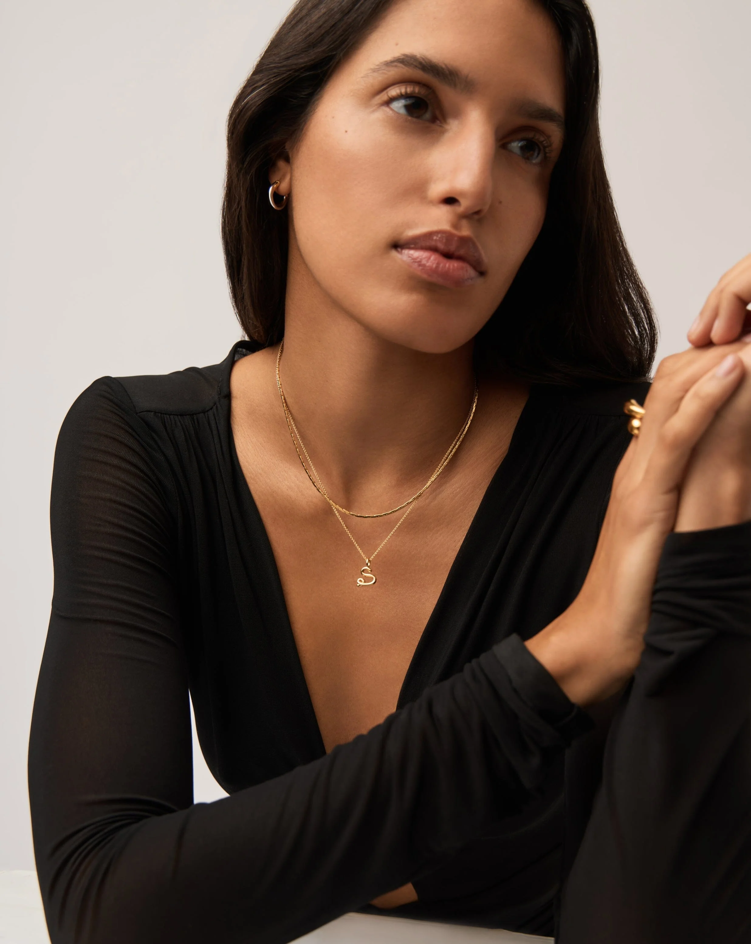Curly Molten Mini Initial Necklace - S | 18k Gold Vermeil - Image 6