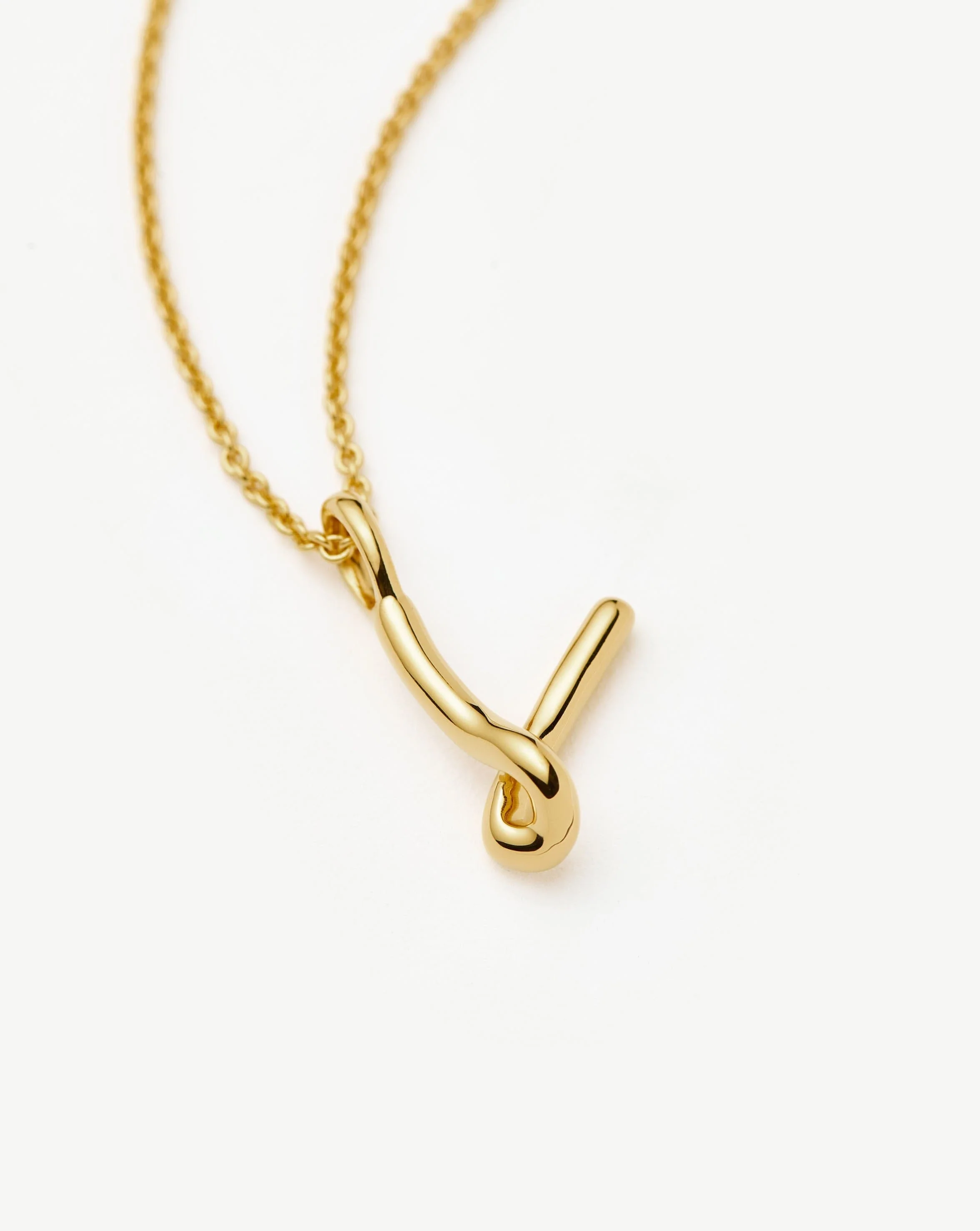 Curly Molten Mini Initial Necklace - V | 18k Gold Vermeil - Image 2