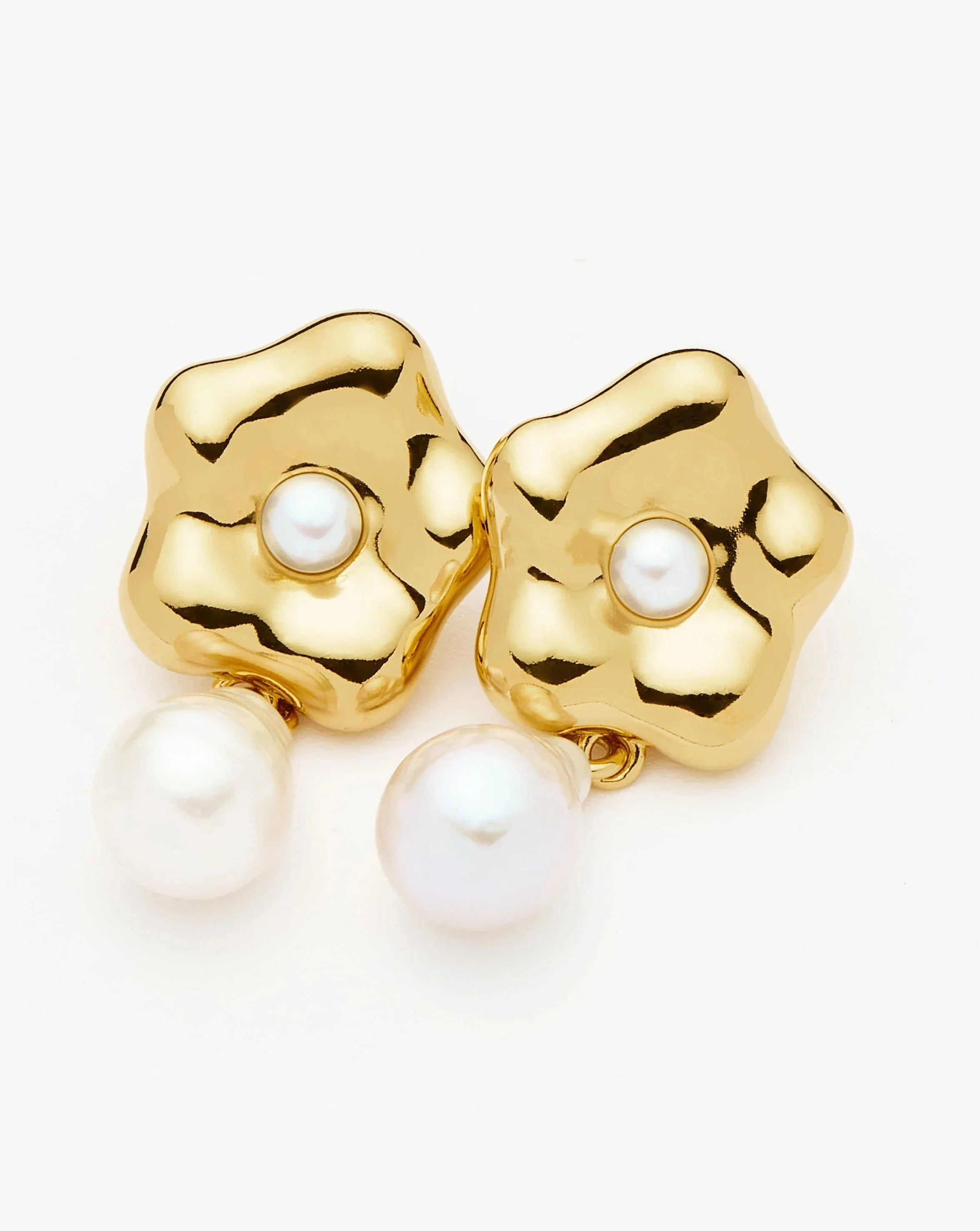 Eny Puffy Daisy Pearl Drop Earrings | 18k Gold Plated/Pearl - Image 5