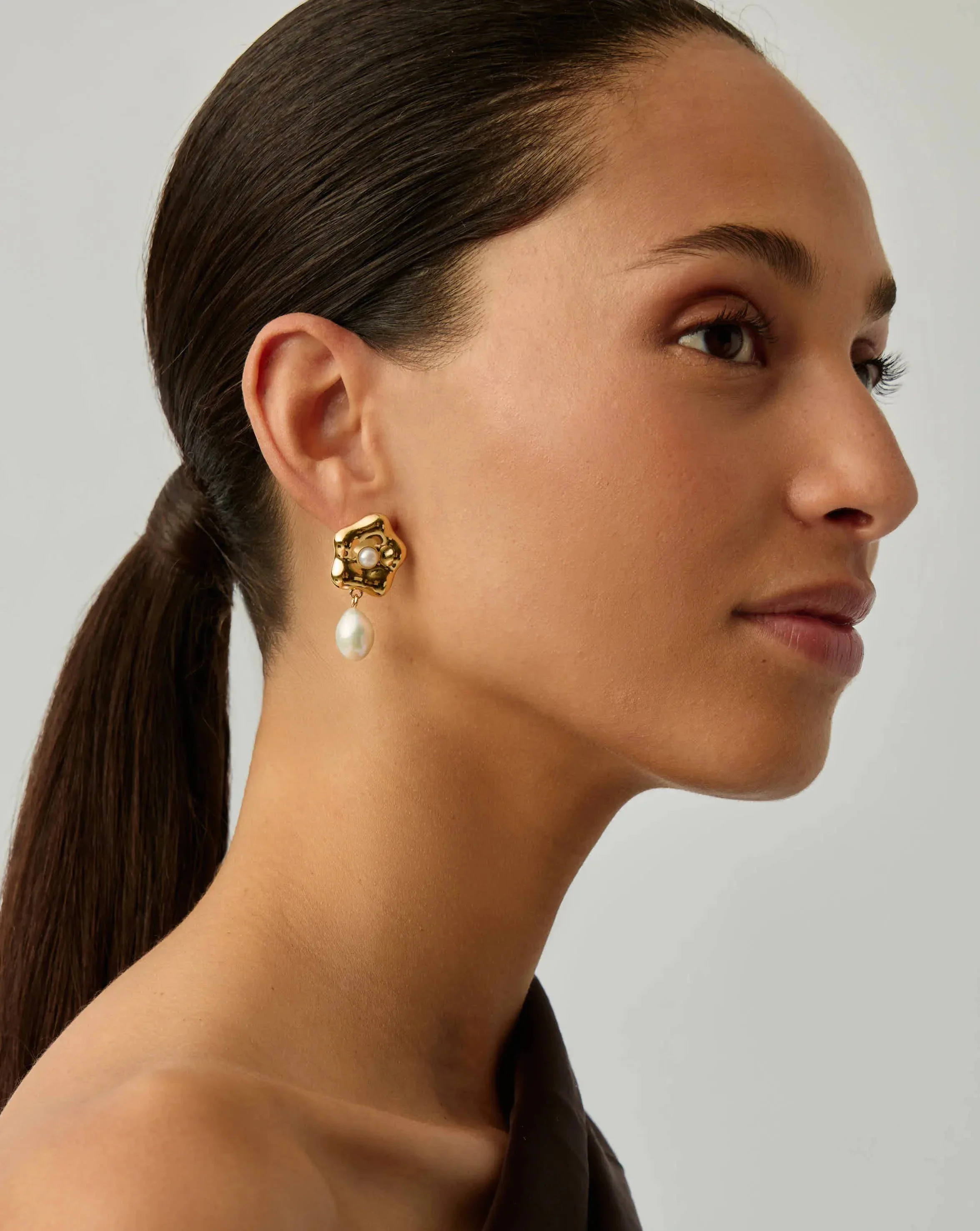 Eny Puffy Daisy Pearl Drop Earrings | 18k Gold Plated/Pearl - Image 7
