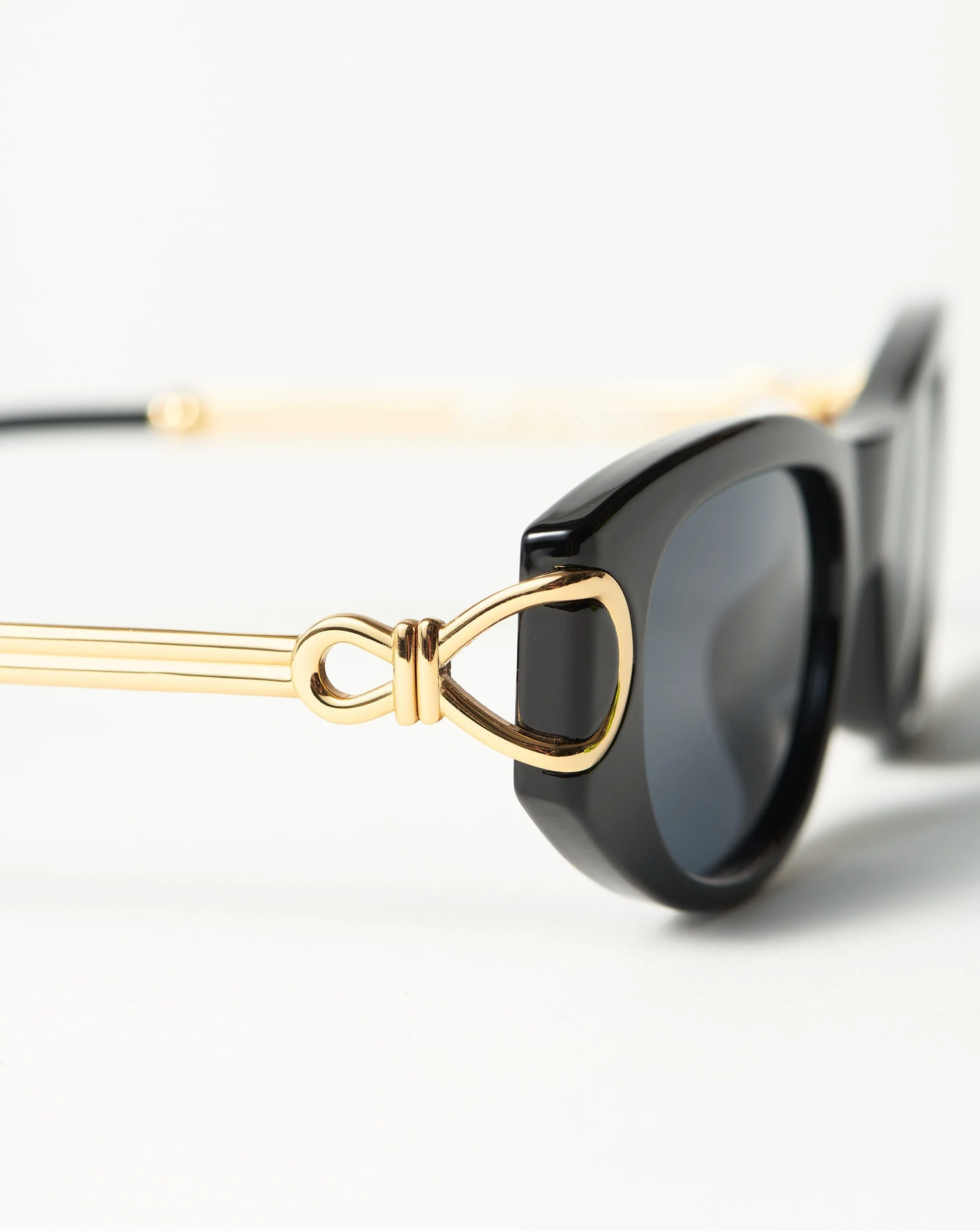 Le Specs Hydrus Link Oval Sunglasses | Black - Image 4