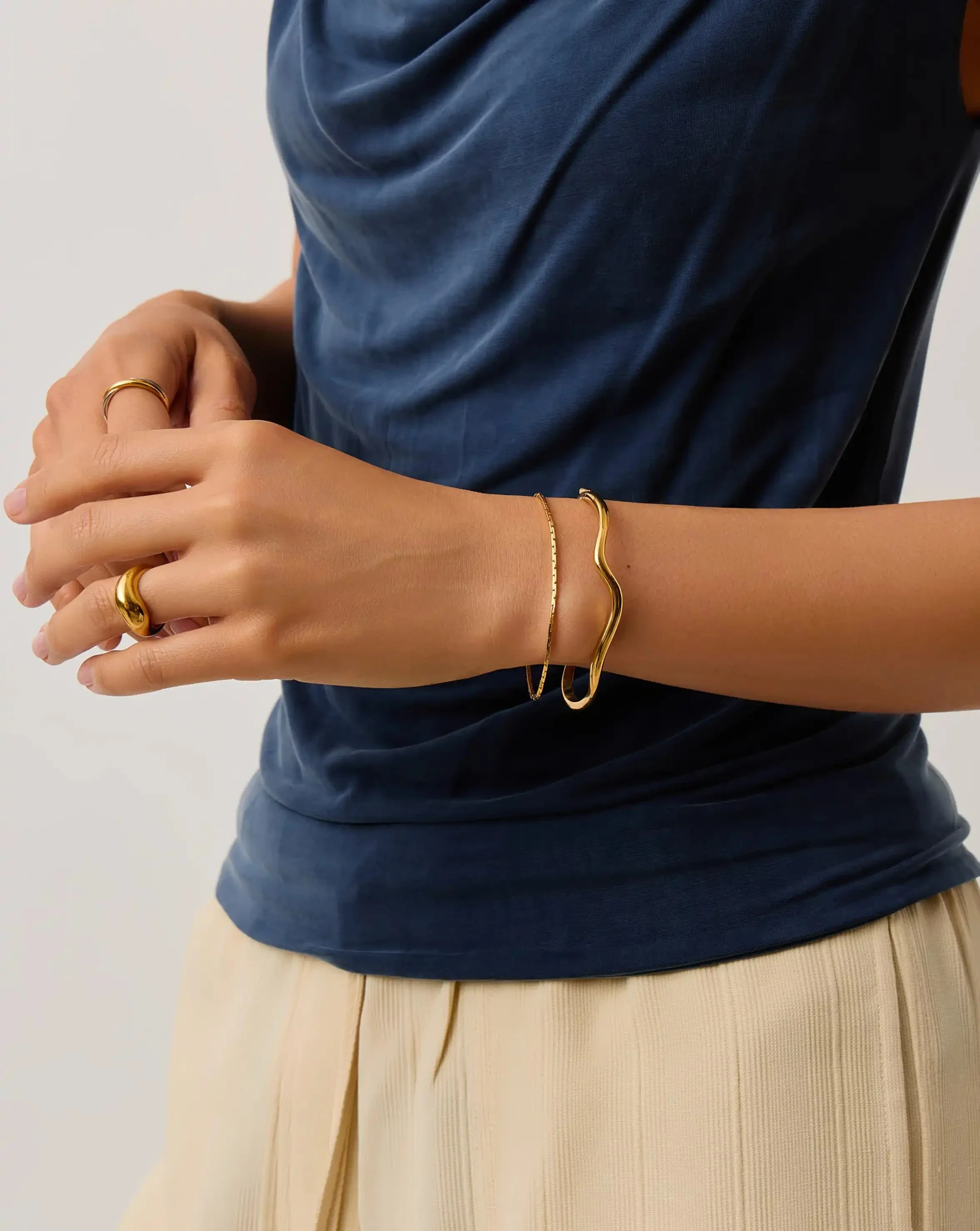 Molten Classic Hinged Bangle | 18k Gold Plated - Image 2