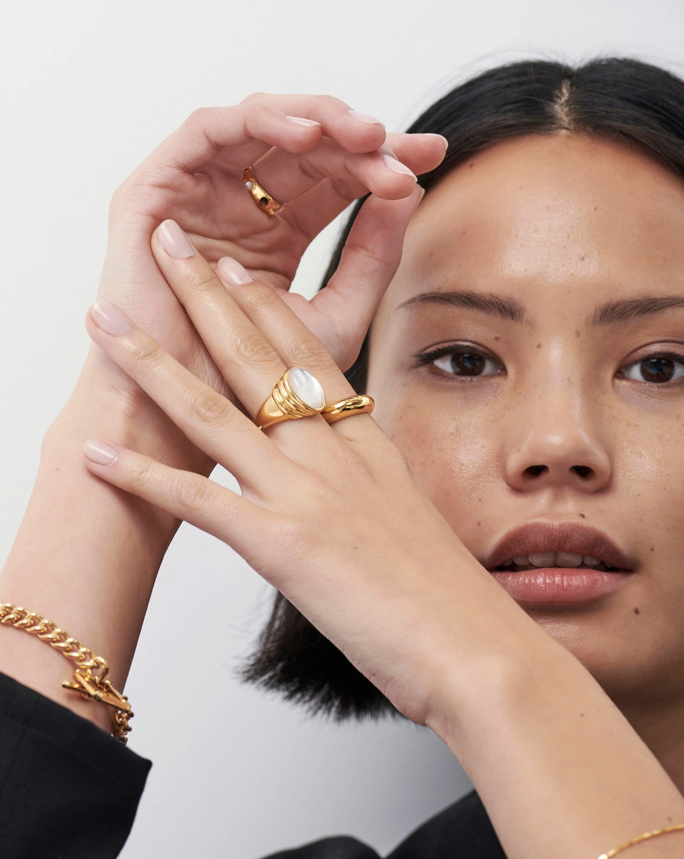 Savi Ridge Oval Gemstone Chunky Ring | 18k Gold Vermeil/ Mother of Pearl & Quartz - Image 3